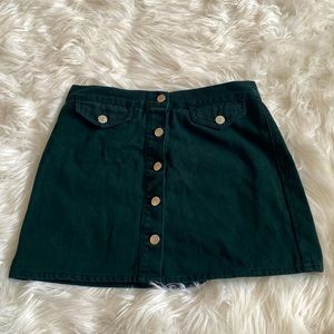 Women’s mini skirt from Forever 21. Still in good condition.